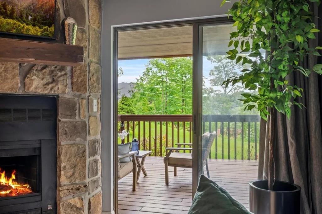 Views & Fireplace - Minutes To Gburg And Ober - Condo Gatlinburg Esterno foto